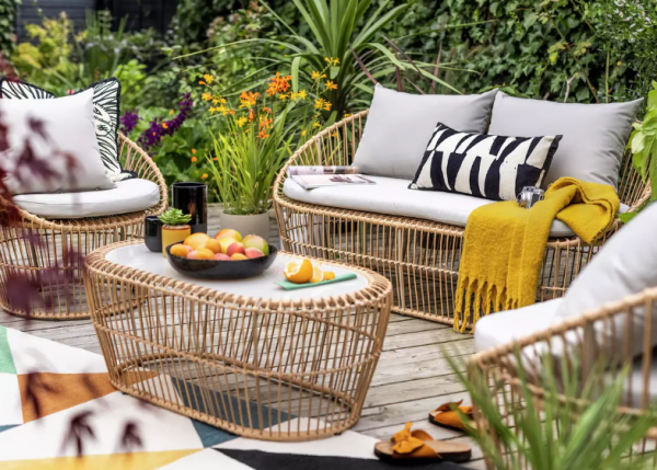 Area bersantai dengan kursi rotan